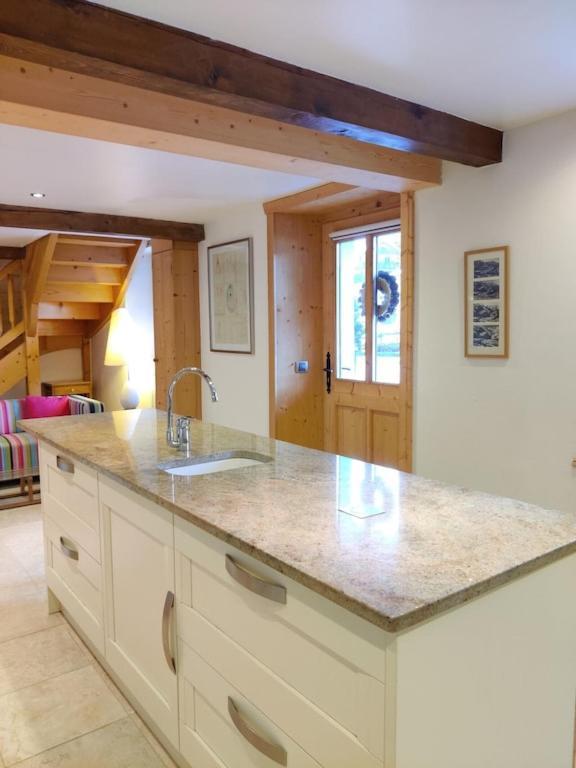 Spacious Ski Chalet In Traditional French Village, Sleeps 8, Four Star With Fibre Broadband Абонданс Экстерьер фото